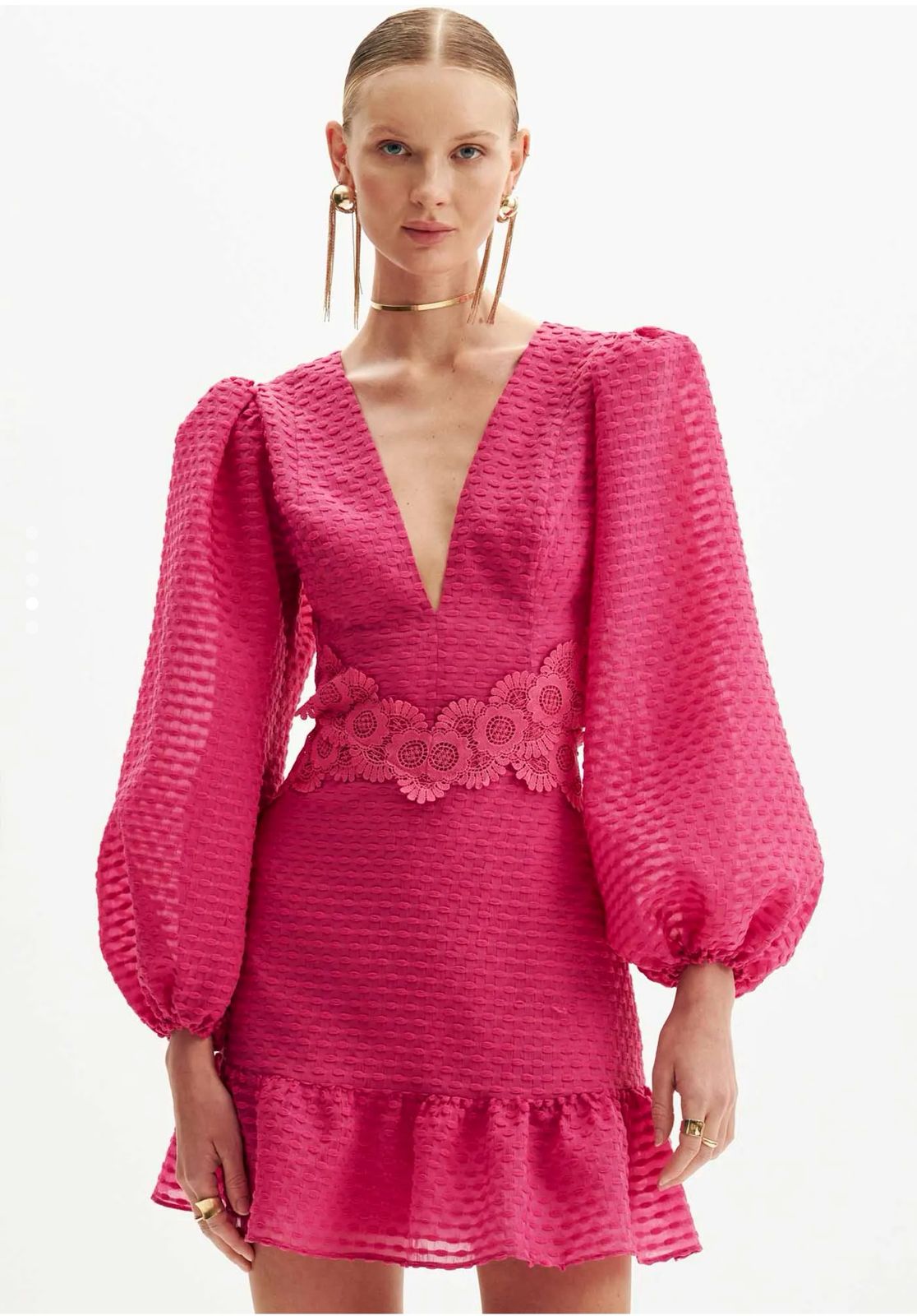 VESTIDO CURTO COM CUT OUT