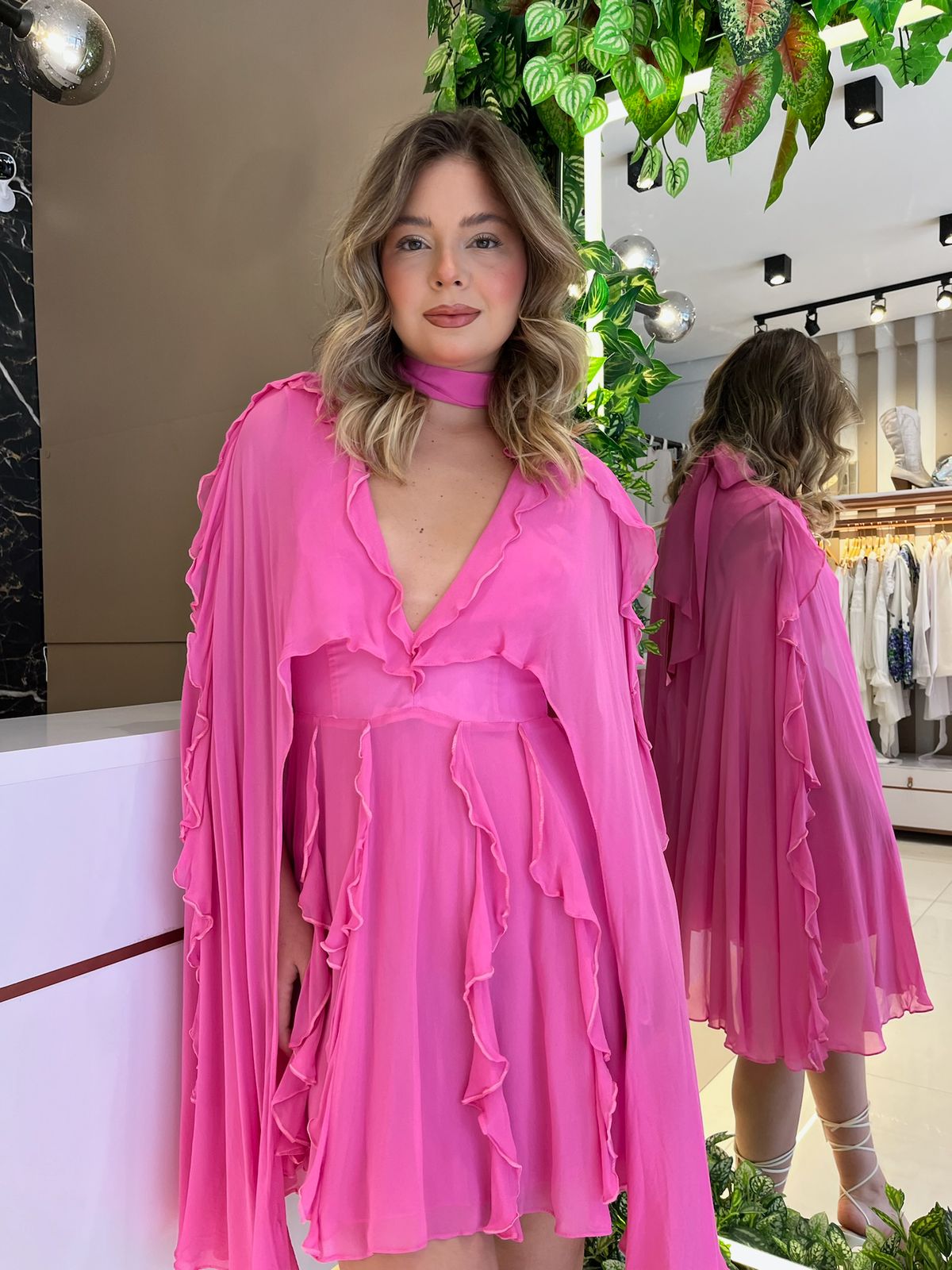 VESTIDO CURTO COM BABADOS